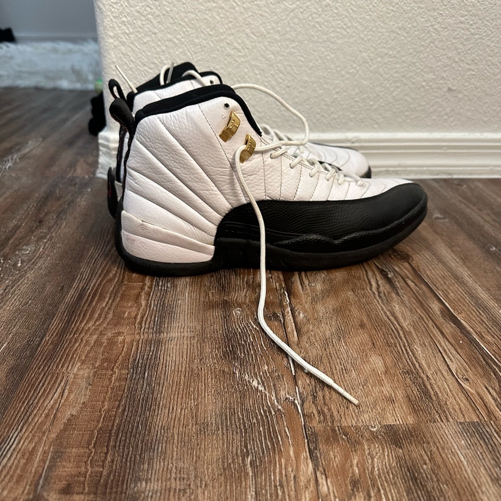 2008 dmp jordan 12 needs sole reattached